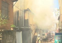 Beyoğlu'nda 2 katlı iş yerindeki yangın söndürüldü