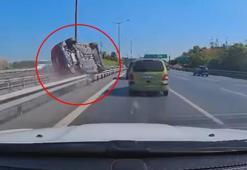 Eyüpsultan'da otomobil bariyere çarparak devrildi; kaza kamerada