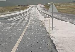 Çıldır kara yolu dolu nedeniyle beyaza büründü