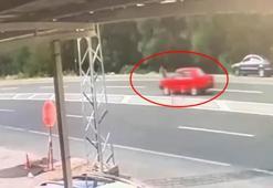 Yolun karşısına geçerken otomobilin altında kalarak öldü; o anlar kamerada