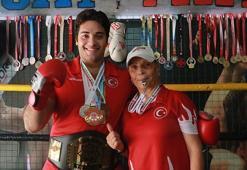Kick boks antrenörü anne, oğlunu Avrupa'ya hazırlıyor