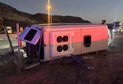Kırıkkale'de işçi servisi ile otomobilin çarpıştığı kazada 14 kişi yaralandı