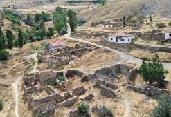 Göç nedeniyle terk edilen köyde yalnızca bir aile yaşıyor