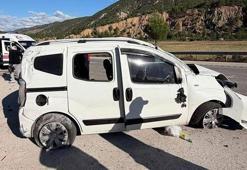Refüje çarpan hafif ticari araç, takla attı; 4 yaralı
