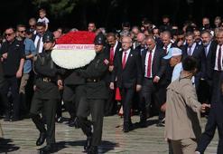 Kılıçdaroğlu, CHP'nin 103'üncü kuruluş yıl dönümünde Anıtkabir'i ziyaret etti