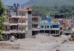 Nepal'deki selde can kaybı 1377'ye yükseldi