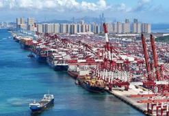 Çin'in Qingdao Limanı'na demirli kargo gemisinde yangın çıktı