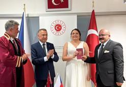 TBMM Dışişleri Komisyonu Başkanı Oktay, Prag'da AFAD personelinin nikah şahidi oldu
