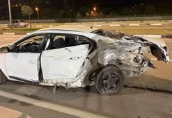 Yola çıkan araca çarpmamak için manevra yaptı, karşı şeritteki otomobil ile çarpıştı: 3 yaralı