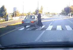 Yaya geçidinde otomobilin altında kalmaktan son anda kurtuldu