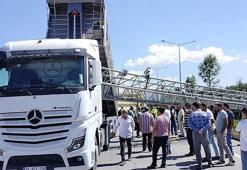 Damperi açık TIR, EDS direğini devirdi
