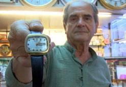 Parçaları tamirde kullanılmak için ayrılan yarım asırlık saat, bin 500 dolardan vitrine çıktı