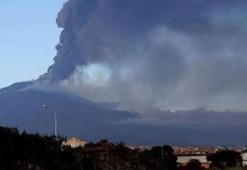 Etna Yanardağı'nın kül püskürtmesi nedeniyle Katanya Havalimanı uçuşlara kapatıldı