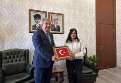 Yerde gördüğü Türk bayrağını alan kurye Gülten’e vali tebriği
