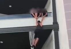 Aranan hükümlü, baskına gelen polisleri görünce balkondan kaçmaya çalıştı