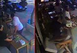 Kafede oturanlara hafif ticari araç çarptı; 1 yaralı
