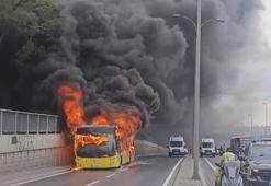 Bakırköy'de seyir halindeki İETT otobüsü alev alev yandı
