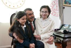Bakan Tekin, Cumhurbaşkanı Erdoğan ile şarkı söyleyen öğrencileri kabul etti