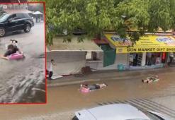 Şişme yataklarla sel sularında yüzdüler