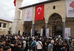 Depremde hasar gören Şeyh Fettullah Camii ibadete açıldı