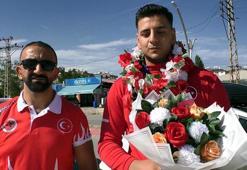 Muay Thai dünya şampiyonu Furkan'a memleketi Van'da coşkulu karşılama