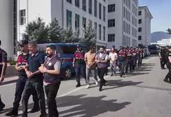 Hırsızlık şüphelilerine, adliyede yakınlarından tükürüklü tepki