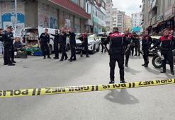 Babasını darbeden kişiye tabancayla bacağından yaraladı; o anlar kamerada