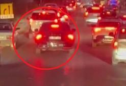 Otomobilin, ihbara giden itfaiye aracının önünde ilerlediği anlar kamerada