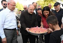 Mustafa Varank, Bursa’dan Özür Özel’e börek dağıtarak cevap verdi