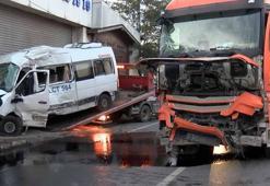 Ümraniye’de servis minibüsüyle İBB’ye ait atık kamyonu çarpıştı: 2 yaralı