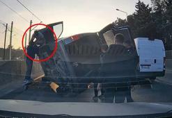 Kamyonetin çarptığı hafif ticari araç, otomobilin üstüne devrildi; kaza kamerada