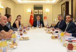 Adalet Bakan Yardımcısı Tuncay, depremde yakınlarını kaybedenlerle bir araya geldi