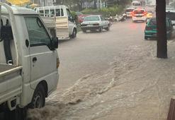 Antalya'da sağanak taşkına neden oldu