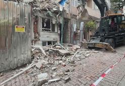 Beşiktaş'ta bina yıkımı sırasında duvarında hasar oluşan apartman tahliye edildi