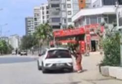 Kaldırımda yürüyen yaya, el freni çekilmeyen otomobilin altında kalmaktan son anda kurtuldu; o anlar kameraya yansıdı