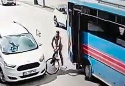 Özel halk otobüsünün açık olan kapısı bisikletliye çarptı; kaza kamerada