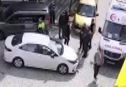Zeytinburnu'nda 2 araç çarpıştı; kız çocuğunun yaralandığı kaza kamerada