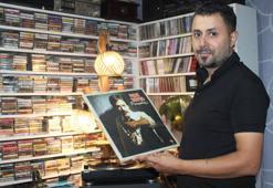 25 metrekare odada 15 bin plak, kaset ve CD’den oluşan koleksiyon oluşturdu