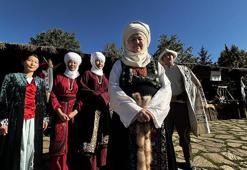 Geleneksel Kırgız kıyafetlerini yaşatıyor