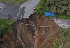 Trabzon'da mahalle yolu çöktü; sürüklenen araçtaki 2 kişi yaralandı