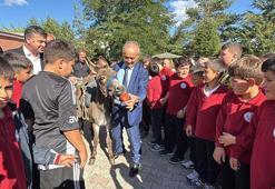 Eşekle Türkiye’yi geziyor, köy çocuklarına kitap ve kırtasiye dağıtıyor