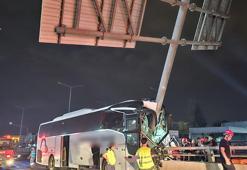 Yolcu otobüsü yön tabelasının direğine çarptı: 11 yaralı