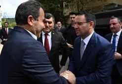 Bakan Gürlek, şehit Faik Yüce’nin ailesini ziyaret etti