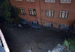 Eyüpsultan'da yağış sonrası toprak kayması; binadaki 25 kişi tahliye edildi