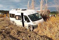 Balıkesir'de işçi servis minibüsü şarampole yuvarlandı; 13 yaralı