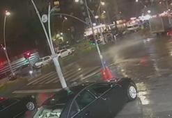 Esenler’de kayganlaşan yolda sürüklenen motosikletin kamyona çarptığı kaza kamerada