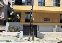Avcılar’da bina önündeki elektrik direği kaldırılmayınca kullanılmayan garaj depoya çevrildi