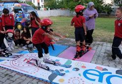 Okul bahçesinde oluşturulan pistle kayakla tanıştılar