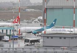 İstanbul Havalimanı'nda borcundan dolayı haczedilen İran havayolu şirketinin uçağının bekleyişi sürüyor