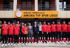 Bakan Tekin, Ankara TVF Spor Lisesi'ni ziyaret etti